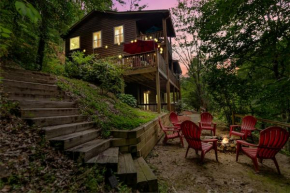 Amazing Creek View Cabin w/ Hot Tub, Firepit & Pool Table